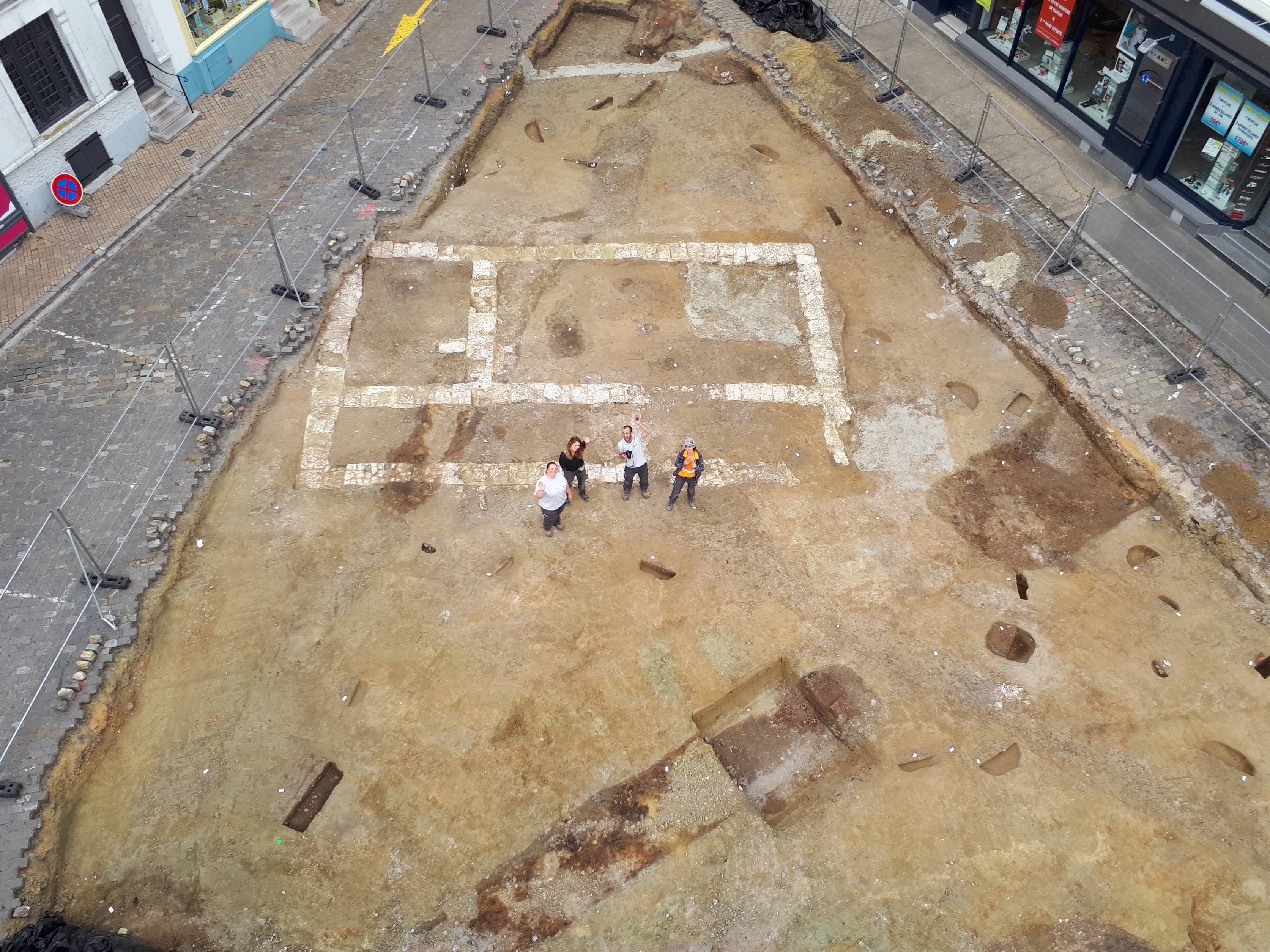 Photo de la vue aérienne de l'emprise de la fouille de la place d'Armes à Ardres