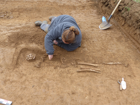 L'Archéo-Anthropologue fouille un squelette à l'emplacement de l'inhumation