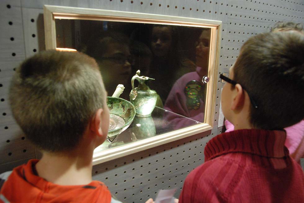 Présentation des découvertes archéologiques lors d'une exposition.