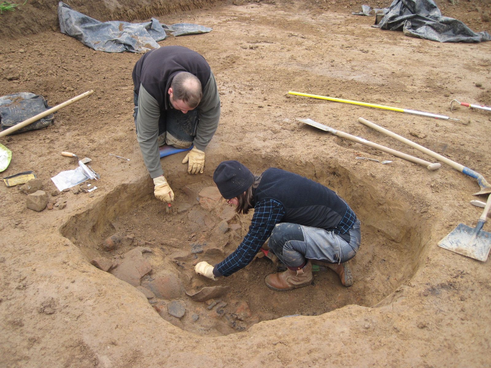 Découverte de céramiques protohistoriques au fond d'une fosse.