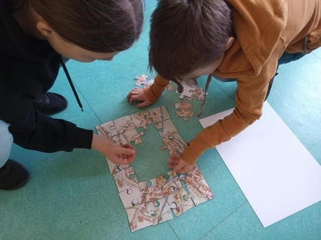 Réalisation de puzzle par deux enfants